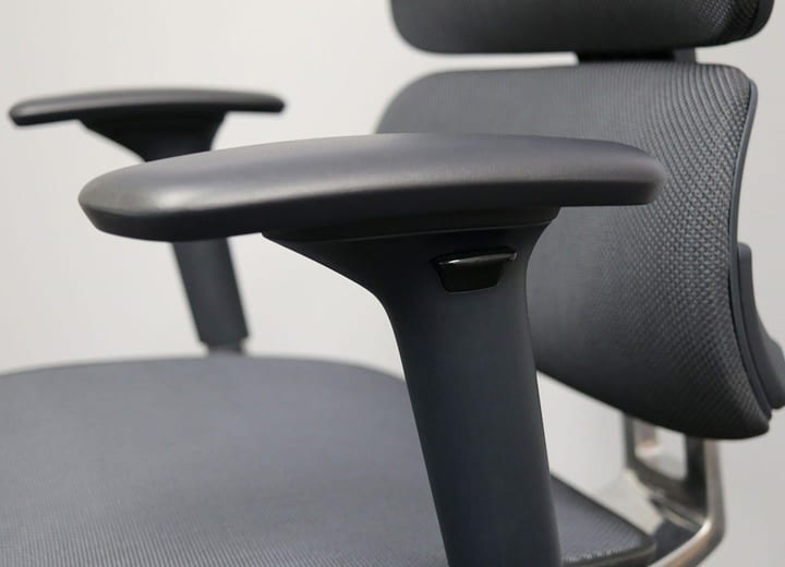 Voca chair with adjustable armrests