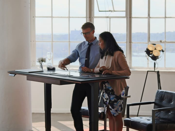 The Sequel Lift Standing Desk is a height-adjustable sit+stand desk that is perfect for cross-desk collaboration.